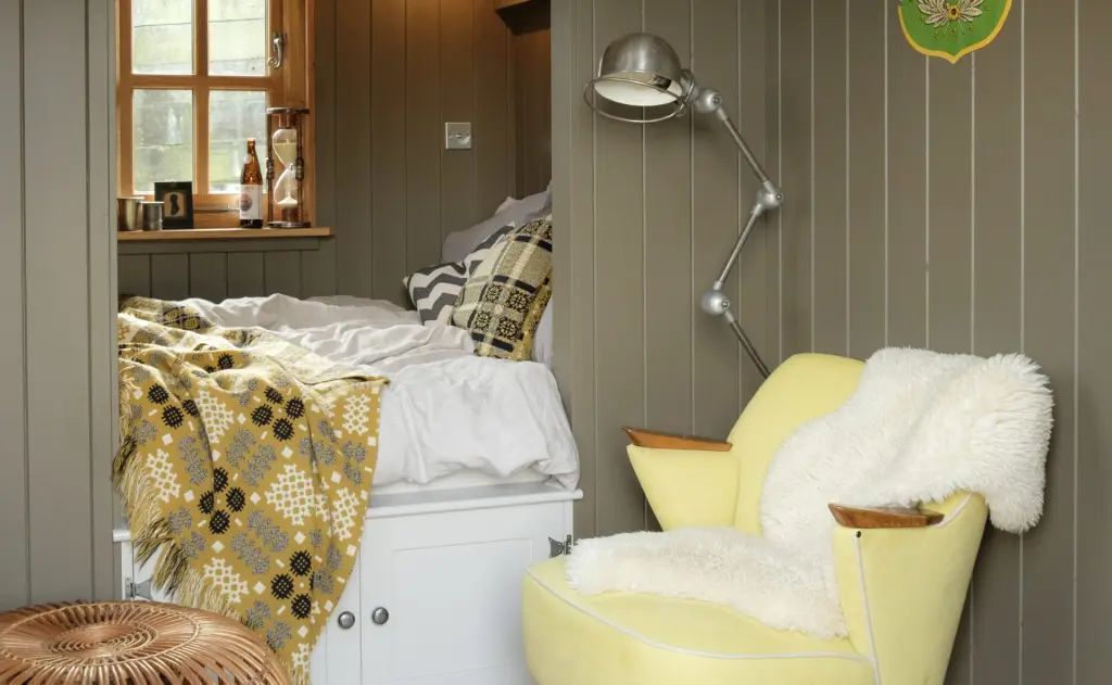 Shepherd's hut box bed