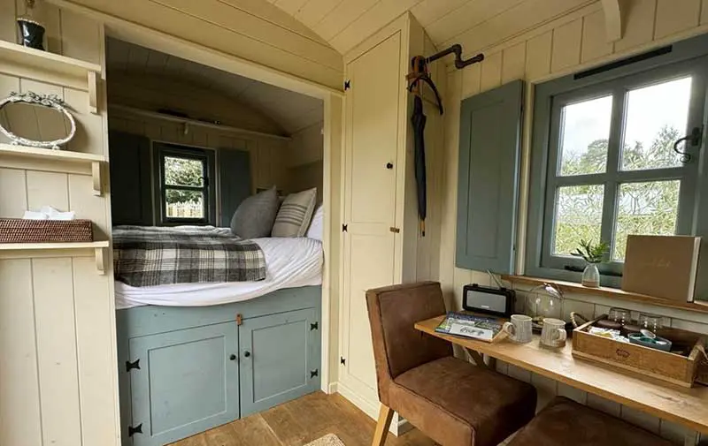 Whistlestop Hut, shepherd's hut by Plankbridge