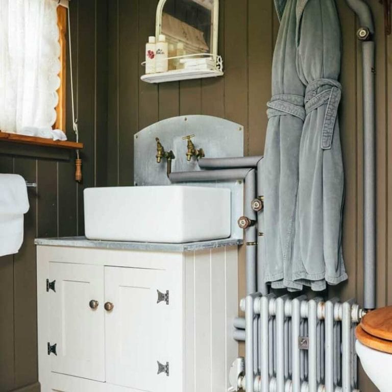 Whistlestop Hut (Hampshire) by Plankbridge