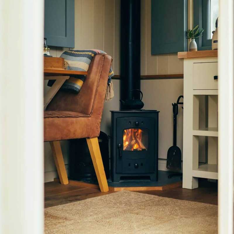 Whistlestop Hut (Hampshire) by Plankbridge