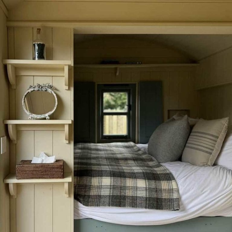 Whistlestop Hut (Hampshire) by Plankbridge