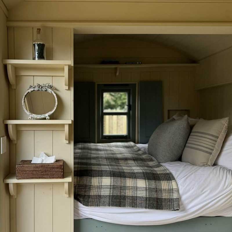 Whistlestop Hut (Hampshire) by Plankbridge