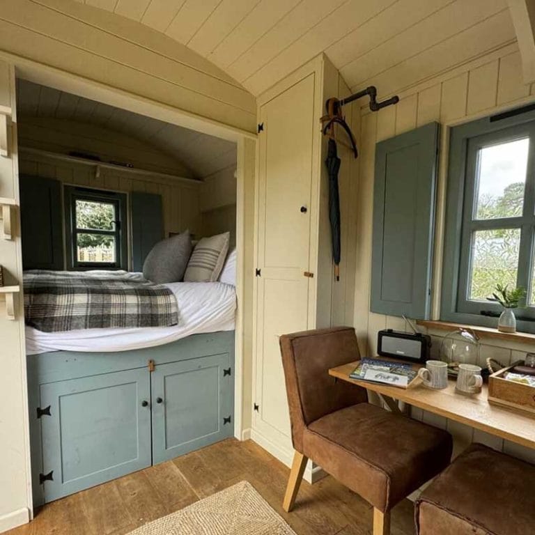 Whistlestop Hut (Hampshire) by Plankbridge