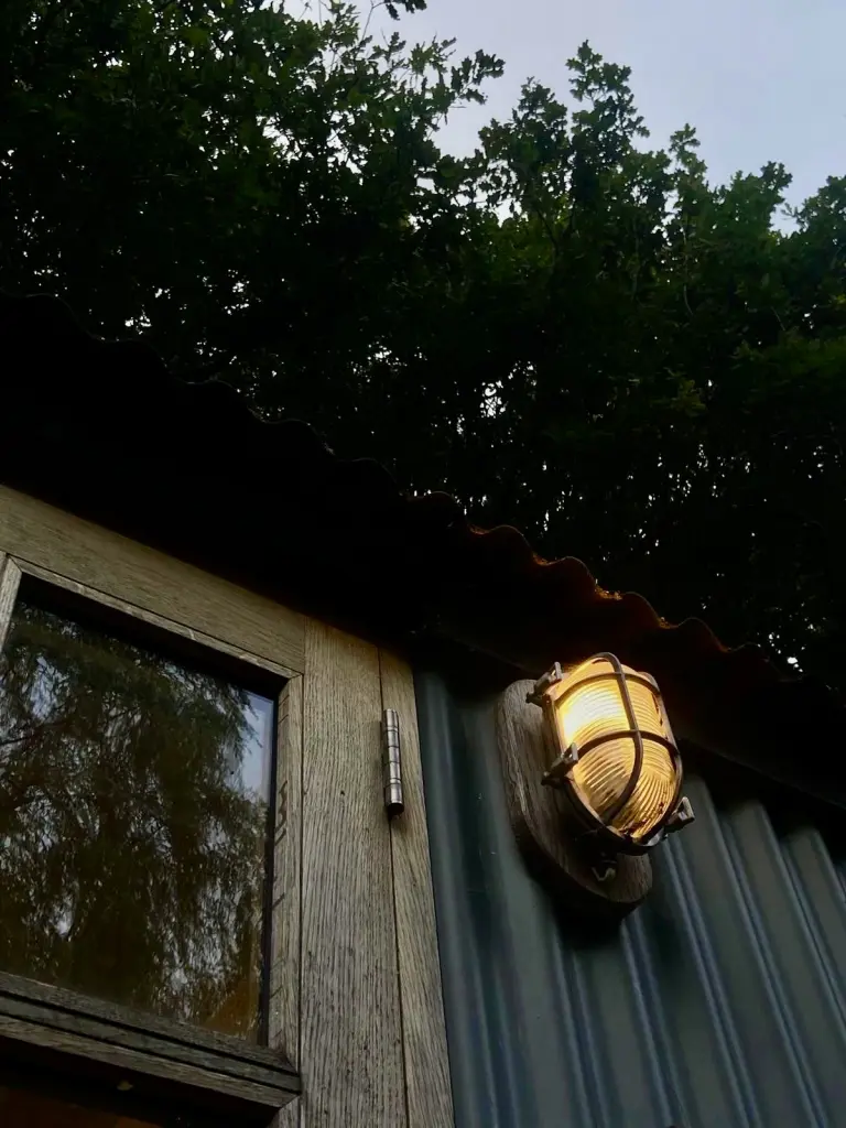 Plankbridge garden retreat shepherd's hut