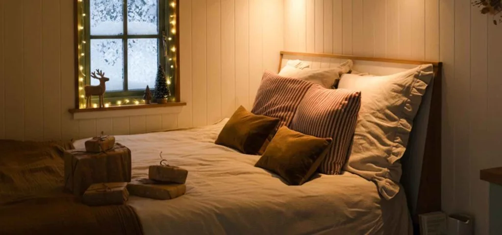 Cosy Plankbridge shepherd's huts with a bedroom